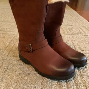 Ugg winter boot in dark brown